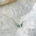 Colar borboleta cravejado esmeralda 925