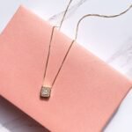 Colar pingente quadrado rosa