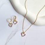 Conjunto coração com pedraria colorida