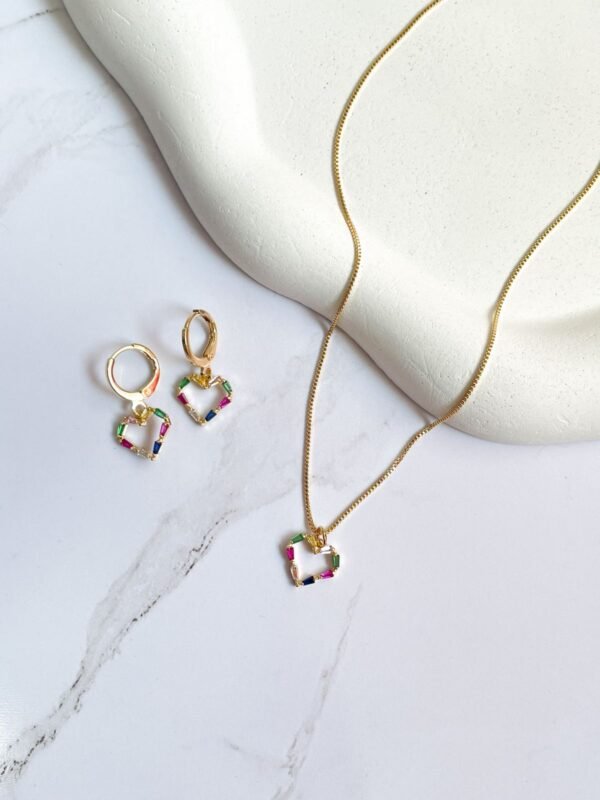 Conjunto coração com pedraria colorida