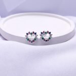 Brinco coração cravejado colorido