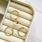 Anel dourado de letras