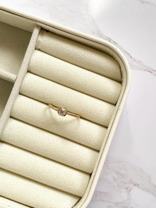 Anel quadradinho cristal ouro 18k