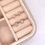 Dupla mini brincos quadradinho ouro 18k