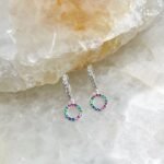 Argola com pingente circulo colorido 925