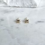 Brinco mini estrela cadente ouro 18k