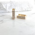 Argola retangular cravejada ouro 18k
