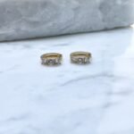 Argola mini com pedraria ouro 18k