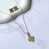 Conjunto trevo cravejado ouro 18k