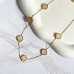 Choker trevos madrepérola ouro 18k