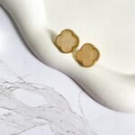 Brinco trevo madrepérola ouro 18k