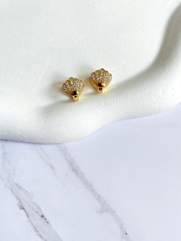 Brinco concha cravejada ouro 18k
