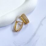 Argola G cravejada ouro 18k