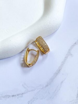 Argola G cravejada ouro 18k