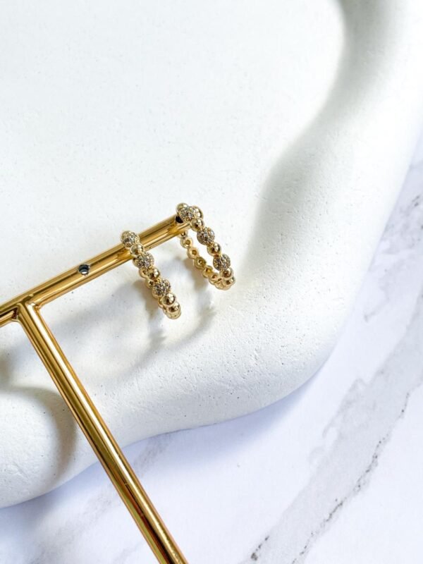 Argola bolinhas cravejadas ouro 18k