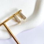 Argola cravejada v ouro 18k