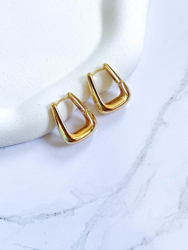 Argola triangulo G ouro 18k