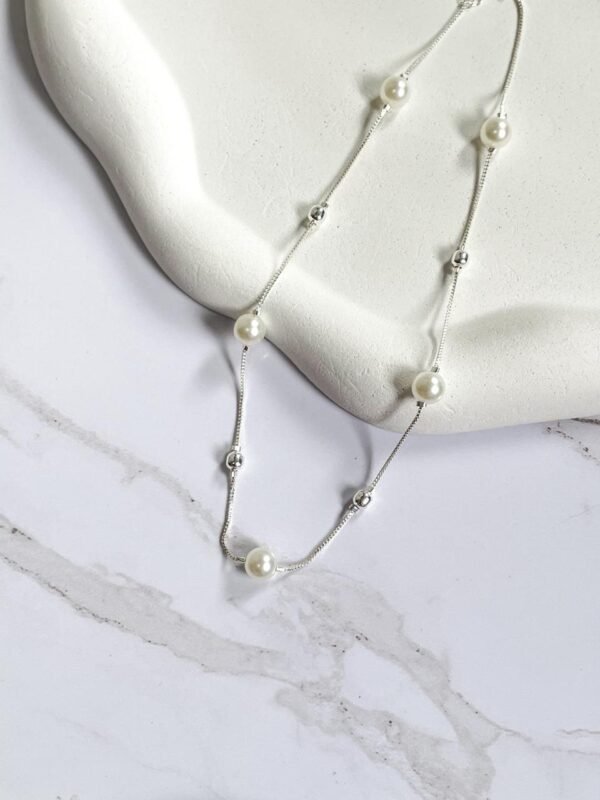 Choker pérolas e esferas