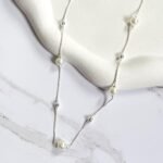 Colar pérolas e esferas