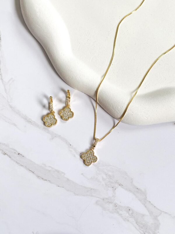 Colar trevo cravejado ouro 18k - Imagem 2