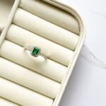 Anel pedra retangular verde