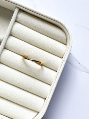 Anel x cravejado ouro 18k