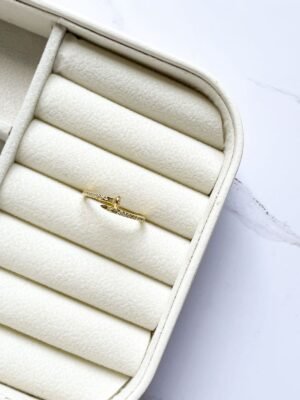 Anel prego cravejado ouro 18k